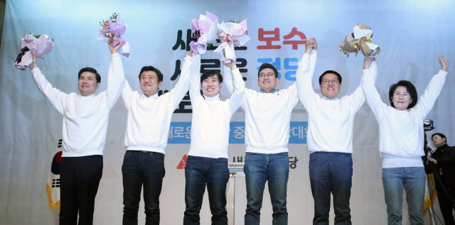 5일 오후 서울 여의도 국회 의원회관에서 열린 새로운보수당 중앙당창당대회에서 새롭게 선출된 지도부가 손을 들어 인사하고 있다 왼쪽부터 지상욱,유희동 공동대표, 하태경 책임대표, 오신환, 정운천 공동대표. 연합뉴스