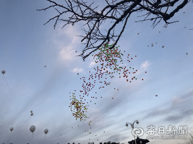지난 1일 대구 동구 동촌유원지 해맞이공원에서 열린 해맞이 행사에서 관객들이 날린 풍선이 하늘로 날아가고 있다. 김근우 기자