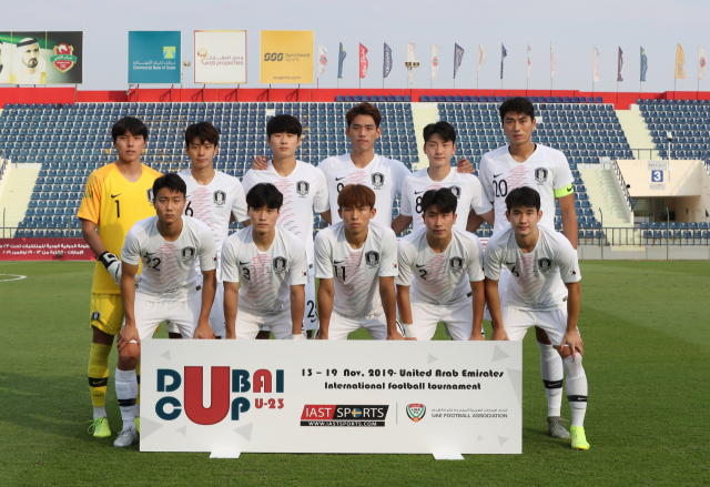 15일(한국시간) 아랍에미리트(UAE) 두바이의 샤밥 알아흘리 스타디움에서 열린 2019 두바이컵 올림픽 대표팀 친선대회 2차전 대한민국 대 바레인 경기에서 선발 명단에 오른 대한민국 대표팀 선수들이 단체촬영을 하고 있다. 연합뉴스