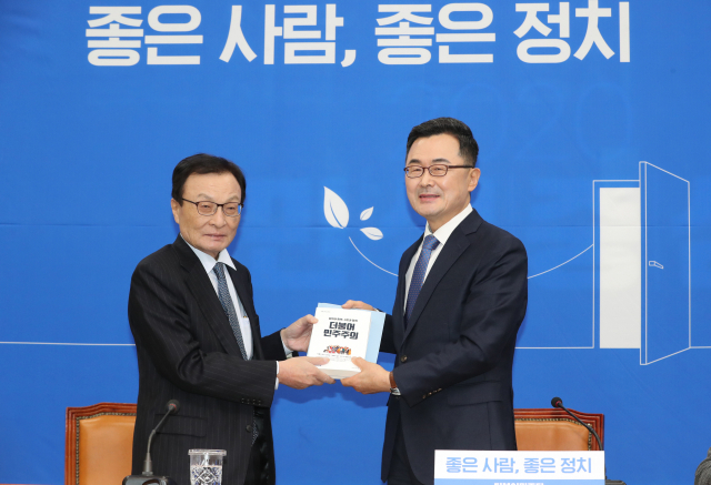 더불어민주당 이해찬 대표가 5일 서울 여의도 국회 당대표회의실에서 