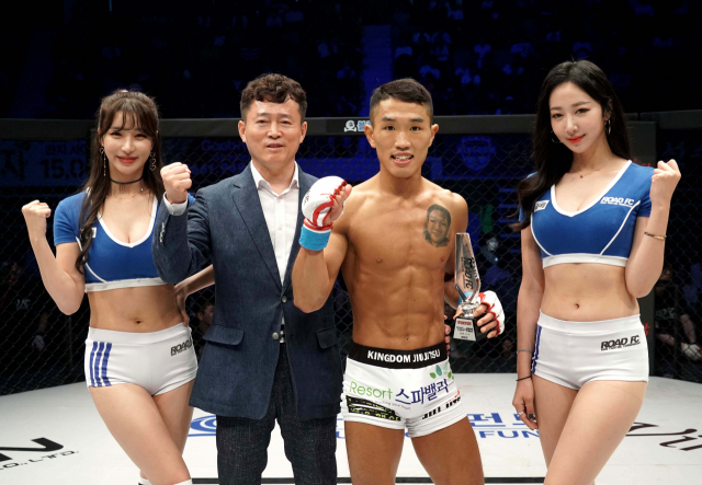 윤호영 소방관이 일본 선수를 제압한 뒤 포즈를 취하고 있다. 로드 FC 제공