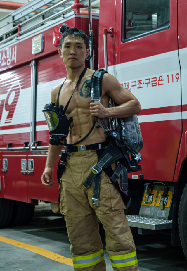 윤호영 소방관 왼쪽 가슴에는 먼저 간 동생의 얼굴이 그려져 있다. 로드 FC 제공