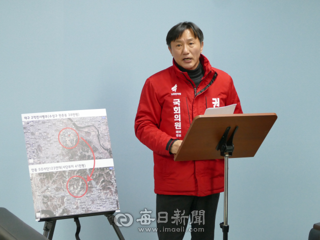 6일 권택기 자유한국당 예부후보가 안동시청 브리핑룸에서 대구 2작전사령부의 안동 사단부지에 유치하는 방안에 대해 설명하고 있다. 김영진 기자