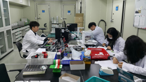 국가근로장학 방학 집중프로그램에 참여한 대학생들이 종자 선별작업을 하고 있다. 국립백두대간수목원 제공