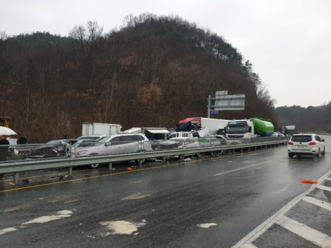 6일 오전 6시 45분쯤 경남 합천군 33번 국도에서 승용차와 화물차 등 41대가 추돌하는 교통사고가 발생했다. 합천소방서 제공
