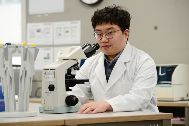 김신욱 씨가 학과 실습실에서 기념촬영을 하고 있다. 대구보건대 제공