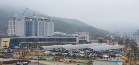 경북 안동시 풍천면 경북경찰청 본관 앞 주차장에 태양광 발전시설이 설치된 모습. 박영채 기자