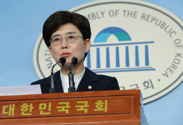 자유한국당 최연혜 의원이 6일 오후 서울 여의도 국회 정론관에서 오는 4월15일 실시되는 제21대 국회의원 선거에 불출마 하겠다고 밝히고 있다. 연합뉴스