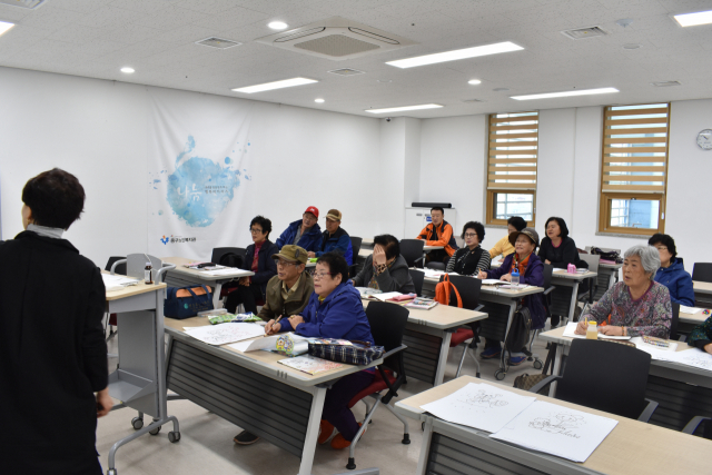 대구 중구노인복지관에서 어르신들이 성인문해력 향상을 위한 한글교실에 참여하고 있다. 대구 중구노인복지관 제공.