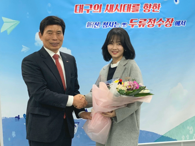 이민아 선수가 지난 3일 대구 달서구청에서 열린 국내 복귀 환영식에서 이태훈 달서구청장과 인사를 나누고 있다. 대구 달서구청 제공