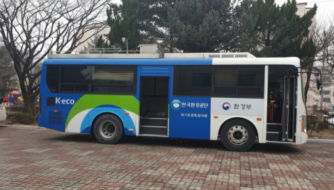 환경관리공단이 미세먼지 측정 버스를 동원, 영주시민회관에서 미세먼지를 측정하고 있다. 마경대 기자