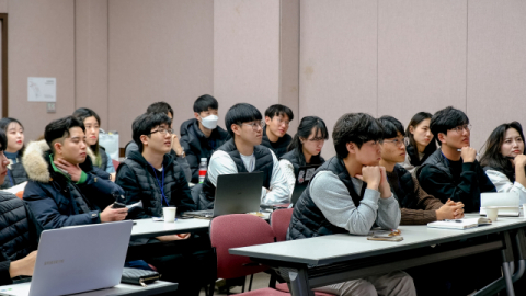대구시가 조직한 4차 산업혁명 청년체험단이 6~18일 미국 국제전자제품박람회(CES)와 실리콘밸리를 방문한다. 체험단이 사전교육을 받고 있다. 대구시 제공.