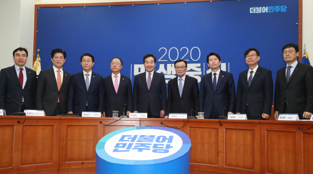 이낙연 국무총리, 더불어민주당 이해찬 대표, 홍남기 경제부총리 등이 6일 오전 서울 여의도 국회에서 열린 2020년 제1차 고위당정협의회에서 기념촬영하고 있다. 왼쪽부터 윤관석 민주당 정책위 수석부의장, 노형욱 국무조정실장, 조정식 정책위의장, 홍 부총리, 이 총리, 이 대표, 이인영 원내대표, 김상조 청와대 정책실장, 이호승 경제수석. 연합뉴스