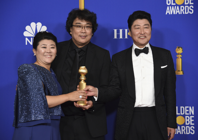 봉준호 감독(가운데)과 배우 이정은(왼쪽), 송강호가 5일(현지시간) 미국 캘리포니아 주 베벌리힐스의 베벌리힐튼호텔에서 열린 77회 연례 골든글로브 시상식에서 영화