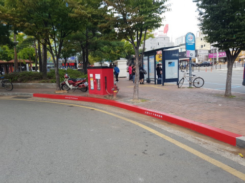대구안전소방본부는 지난해 소화전 등 소방시설 227곳에 적색 노면표시를 설치했다고 8일 밝혔다. 이곳에는 주·정차가 금지된다. 대구소방안전본부 제공
