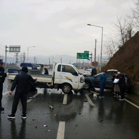 경북 청도군 한 네거리에서 6일 오전부터 내린 비로 도로가 결빙되면서 교통사고가 잇따라 발생했다. 청도경찰서 제공