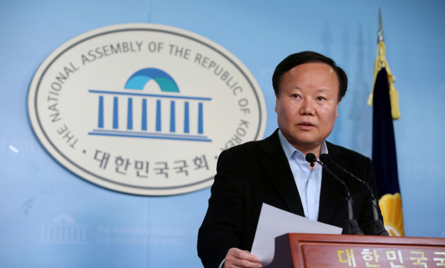 김재원 자유한국당 정책위의장이 지난해 12월 24일 오전 국회 정론관에서 기자회견을 열고 한국당의 비례 위성정당 창당 방침을 공식적으로 밝혔다. 연합뉴스