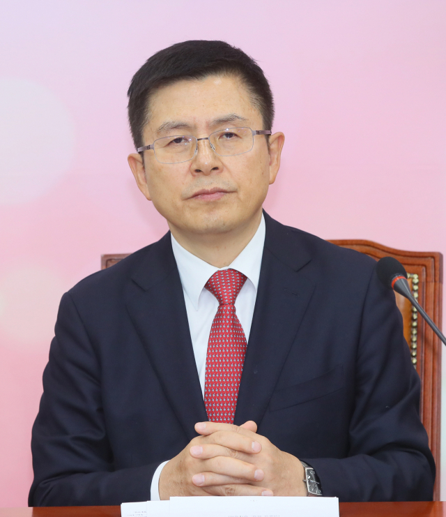 자유한국당 황교안 대표가 6일 국회에서 열린 최고위원회의에서 심재철 원내대표 등의 발언을 듣고 있다. 연합뉴스
