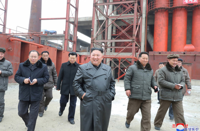 김정은 북한 국무위원장이 새해 첫 현지지도 일정으로 평안남도 순천시 순천인비료공장을 찾았다고 7일 조선중앙통신이 보도했다. 연합뉴스