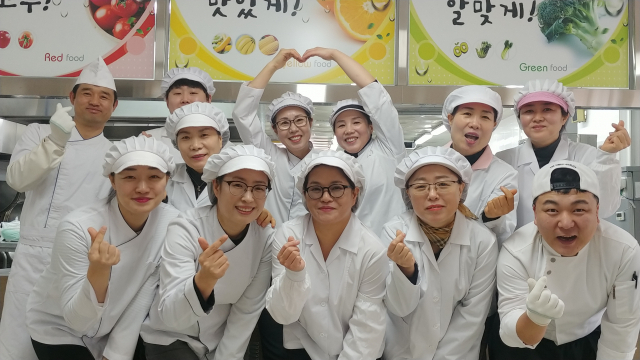직무교육에 참여한 새내기 공무원들이 파이팅을 외치며 손가락 하트를 날리고 있다. 봉화교육지원청 제공