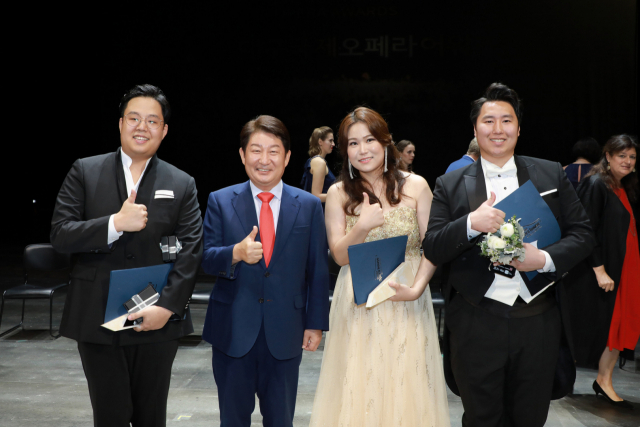 2019년 대구국제오페라어워즈 수상자와 권영진 대구시장(좌측부터 1위 베이스 조성준, 권영진 시장, 2위 소프라노 김아영, 3위 테너 조규석)