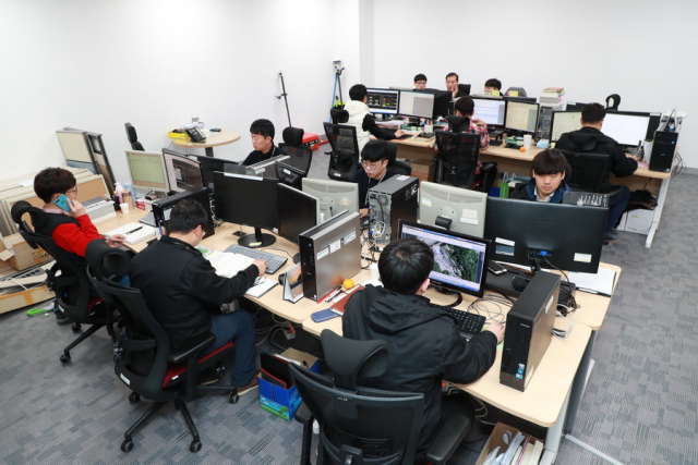 예천군 합동설계팀이 예천군청 1층에 마련된 작업작에서 업무를 보고 있다. 예천군 제공