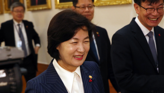 추미애 법무부 장관이 7일 청와대에서 김상조 정책실장과 대화하며 문재인 대통령 신년사 발표장으로 이동하고 있다. 연합뉴스