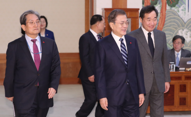 7일 청와대에서 신년사 발표를 마친 문재인 대통령이 이낙연 국무총리, 노영민 비서실장 등과 국무회의에 입장하고 있다. 연합뉴스