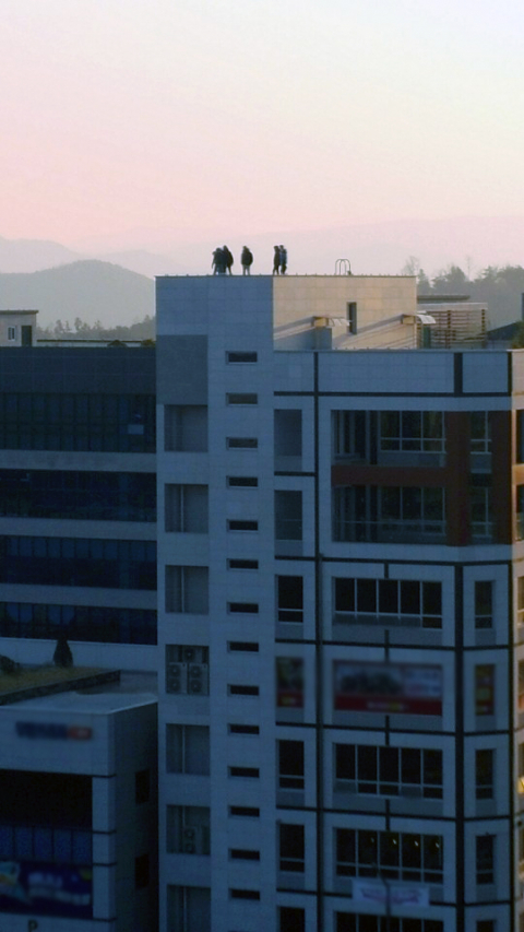 청소년으로 보이는 이들이 지난 3일 오후 경북도청 신도시 한 상가 옥상에 올라가 있다. 독자 제공