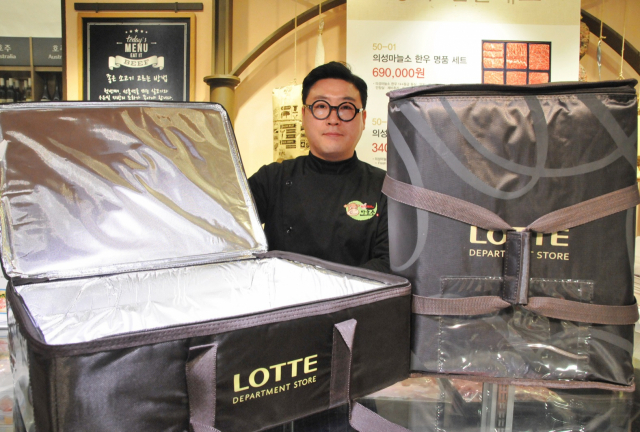 롯데백화점 대구점은 한우 선물세트 포장을 부직포나 스티로폼 대신 재활용이 가능한 보냉가방으로 대체키로 했다. 롯데백화점 대구점 제공.
