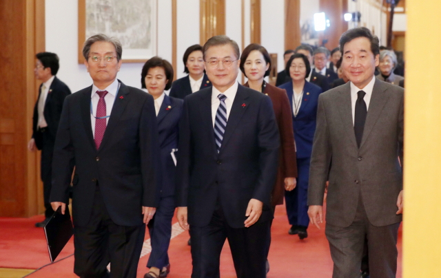 문재인 대통령이 7일 청와대에서 신년사 발표 후 노영민 대통령 비서실장, 이낙연 국무총리 등과 함께 국무회의장으로 이동하고 있다. 연합뉴스