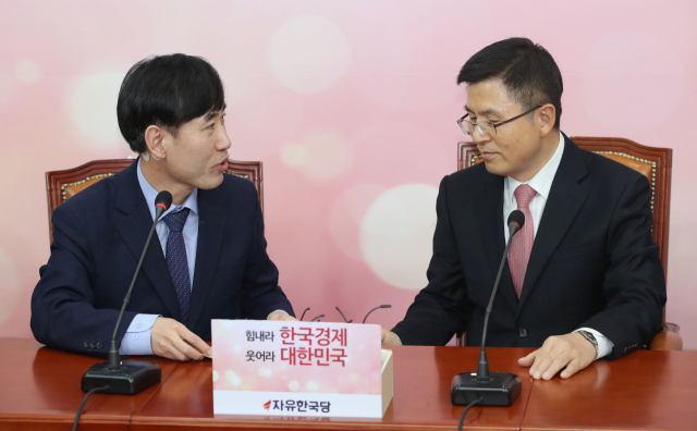 새로운보수당 하태경 책임대표가 7일 오후 국회에서 자유한국당 황교안 대표를 예방하고 있다. 연합뉴스