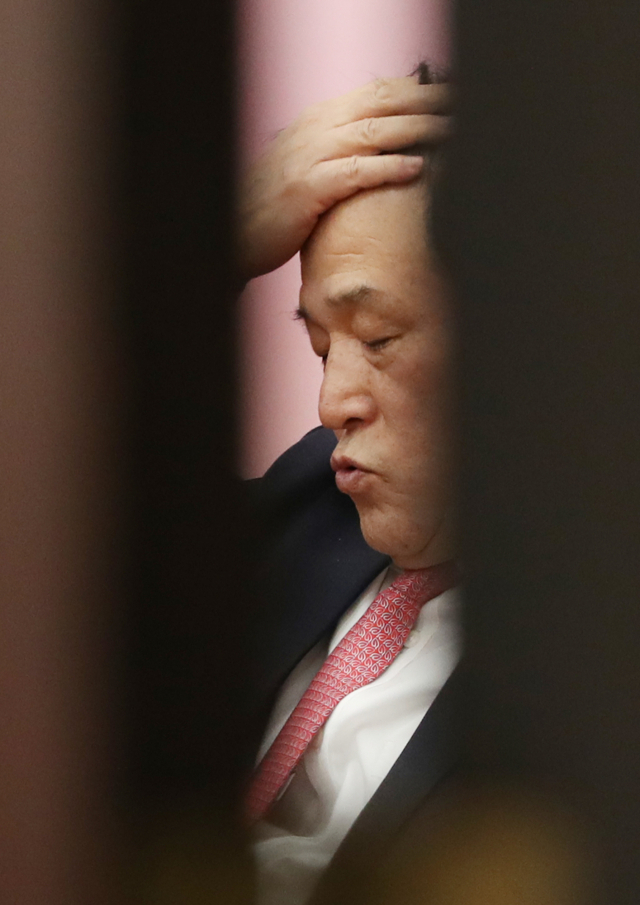 자유한국당 총선기획단 총괄팀장인 이진복 의원이 6일 오후 서울 여의도 국회에서 열린 총선기획단회의에 참석, 회의 시작을 기다리고 있다. 연합뉴스