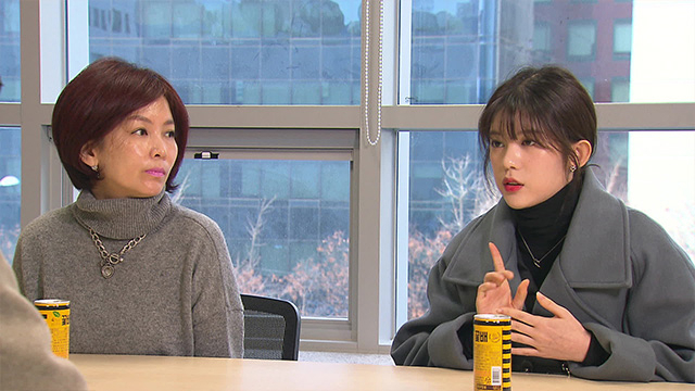 아이돌 그룹 모모랜드의 멤버 데이지(오른쪽)와 데이지의 어머니(왼쪽)가 KBS와 인터뷰를 하고 있다. KBS 갈무리