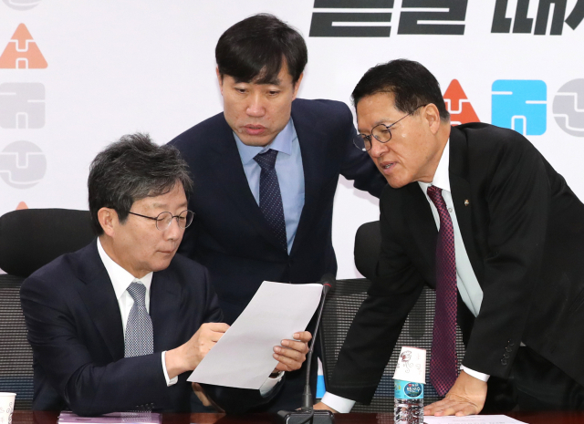 새로운보수당 하태경 책임대표(가운데)와 유승민 보수재건위원장, 정운천 정책위의장이 7일 오전 서울 여의도 국회 의원회관에서 열린 당 대표단 회의에 참석해 자료를 살피고 있다. 연합뉴스