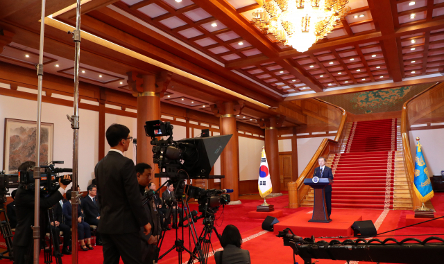 문재인 대통령이 7일 청와대에서 신년사를 발표하고 있다. 연합뉴스