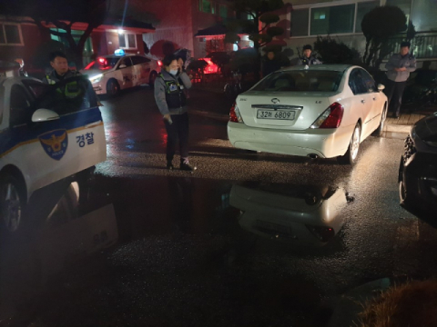 지난 7일 오후 상주 D 아파트에 주차돼 있던 차량 5대가 잇달아 파손된 현장을 경찰이 살펴보고 있다. 고도현 기자