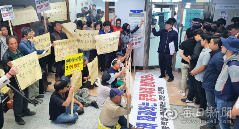 지난 2018년 9월 7일 영양군청 대회의실 앞에서 영양 제2풍력 환경영향평가협의회를 둘러싸고 마찰이 빚어졌다(사진). 이 사건으로 주민과 업체가 맞고소한 가운데 최근 검찰이 주민들에게는 벌금형, 풍력사업체 직원들에게는 무혐의 처분을 내려 주민들이 반발하고 있다. 엄재진 기자