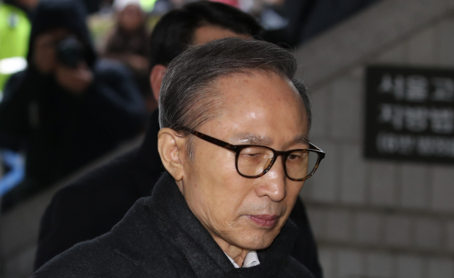 자동차부품업체 다스의 자금을 횡령하고 삼성으로부터 뇌물을 수수한 혐의 등으로 기소돼 1심에서 실형을 선고받은 이명박 전 대통령이 8일 오후 서울 서초구 서울고등법원에서 열린 항소심 결심공판에 출석, 법정으로 향하고 있다. 연합뉴스