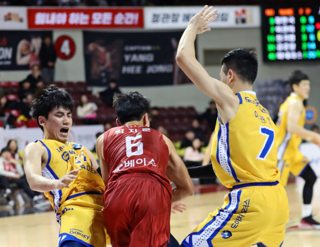 7일 안양실내체육관에서 열린 2019-2020 프로농구 안양 KGC 인삼공사와 서울 삼성 썬더스의 경기. 인삼공사 박지훈이 돌파를 시도하고 있다. 연합뉴스