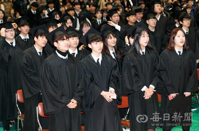 8일 대구 죽전중학교에서 열린 졸업식에서 3학년 학생들이 교가를 제창하고 있다. 죽전중은 1986년 1회 졸업식에서 659명의 졸업생을 배출했으나 이날 35회 졸업식에서는 3학년 3개 학급 69명이 졸업장을 받았다. 죽전중은 이날 졸업식을 끝으로 문을 닫게 되며, 1·2학년 학생들은 서남중 등 인근 3개 학교로 분산 배치된다. 우태욱 기자 woo@imaeil.com