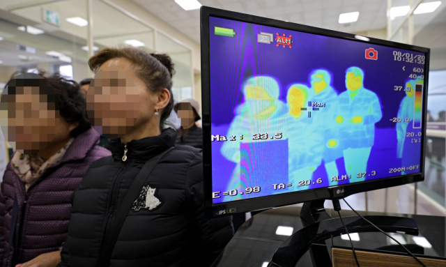 중국 우한에서 발생한 원인불명의 폐렴으로 인해 중국 관광객에 대해 검역이 강화된 8일 오전 대구국제공항 국제선 입국장에서 중국인 관광객 및 귀국자들을 대상으로 적외선 열감지 카메라를 이용해 발열 감시가 진행되고 있다. 김영진 기자 kyjmaeil@imaeil.com