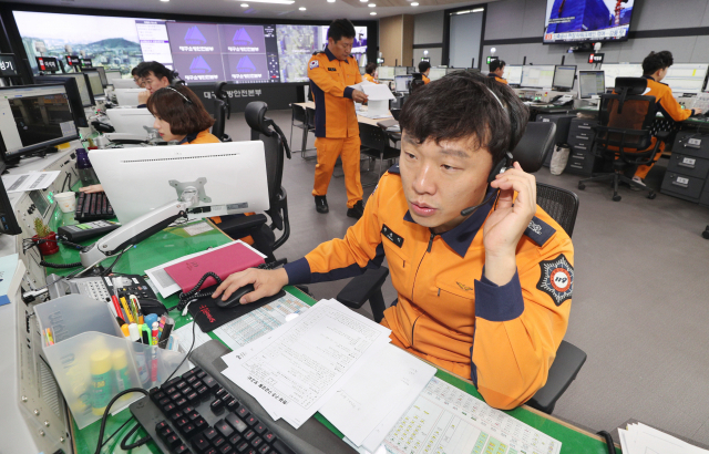 지난해 대구에서의 119 신고접수 건수가 전년보다 4.2% 증가했다. 대구소방안전본부 119종합상황실의 모습. 매일신문 DB