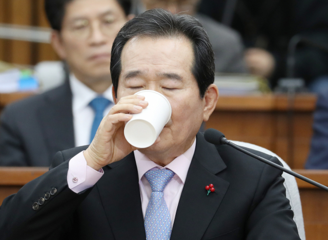 정세균 국무총리 후보자가 8일 오전 국회에서 열린 국무총리 임명동의안 심사를 위한 인사청문회에서 물을 마시고 있다. 연합뉴스