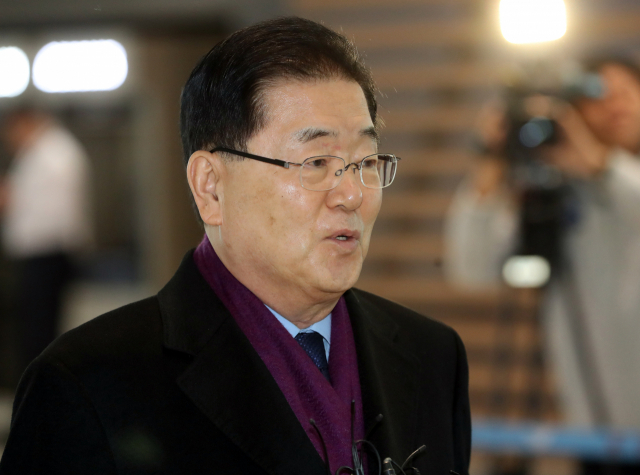 정의용 청와대 국가안보실장이 7일 한미일 3국간 안보 고위급 협의를 위해 인천국제공항을 통해 미국으로 출국하며 취재진의 질문에 답하고 있다. 연합뉴스