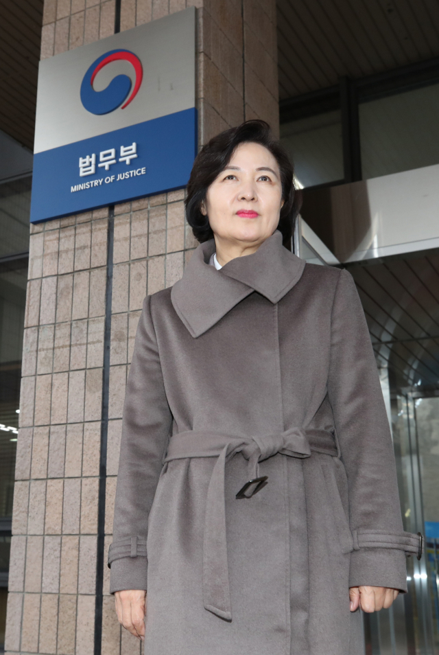 추미애 법무부 장관이 8일 오후 경기도 정부과천청사 법무부 건물을 나서고 있다. 연합뉴스