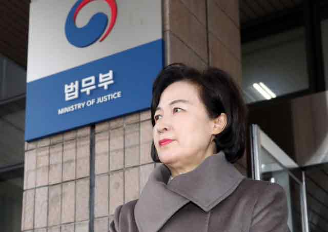 추미애 법무부 장관이 8일 오후 경기도 정부과천청사 법무부 건물을 나서고 있다. 연합뉴스