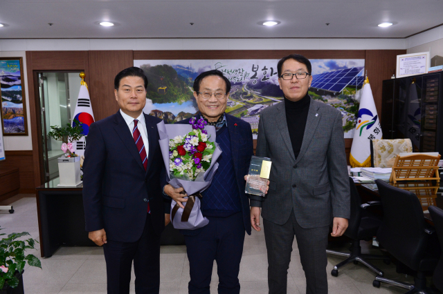 손호영 경북축구협회장(왼쪽)과 여일규 봉화축구협회장(오른쪽)이 엄태항 봉화군수(가운데)에게 감사패를 전달했다. 봉화군 제공