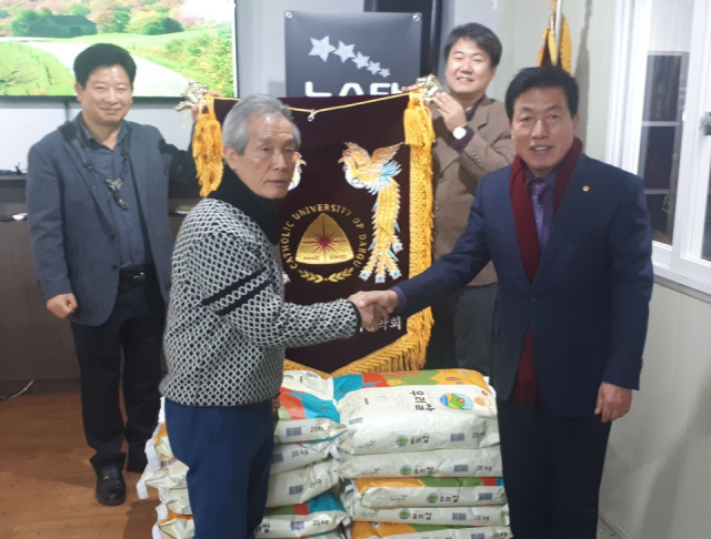 대구가톨릭대 차이나포럼산악회 쌀 전달