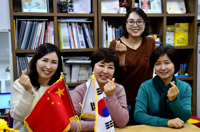 대구 의료관광의 선두에서 활약하고 있는 한중의료관광협동조합 임원들이 7일 사무실에서 손하트를 들어보이고 있다. 왼쪽부터 안금화 이사, 배현숙 이사장, 박설매 이사, 이연화 이사. 이채근 기자 mincho@imaeil.com